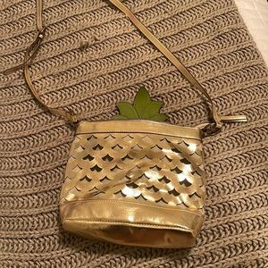 Pineapple purse